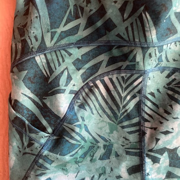 Cropped Leggings with Pockets - Picture 7 of 7